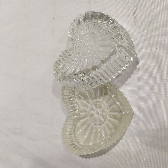 VINTAGE Crystal Glass Heart Lidded Trinket Dish Box Jewelry Box - Picture 2 of 8